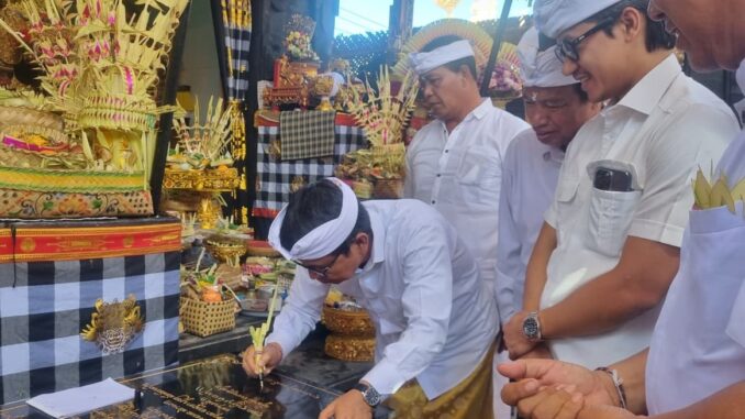 Bupati Wayan Adi Arnawa menghadiri karya Mamungkah, Ngenteg Linggih, Padudusan Alit, Medasar Caru Rsi Gana dan Caru Panca Rupa, Pura Maspahit, Br. Kayutulang, Canggu, Kuta Utara, Rabu (12/8) - IST