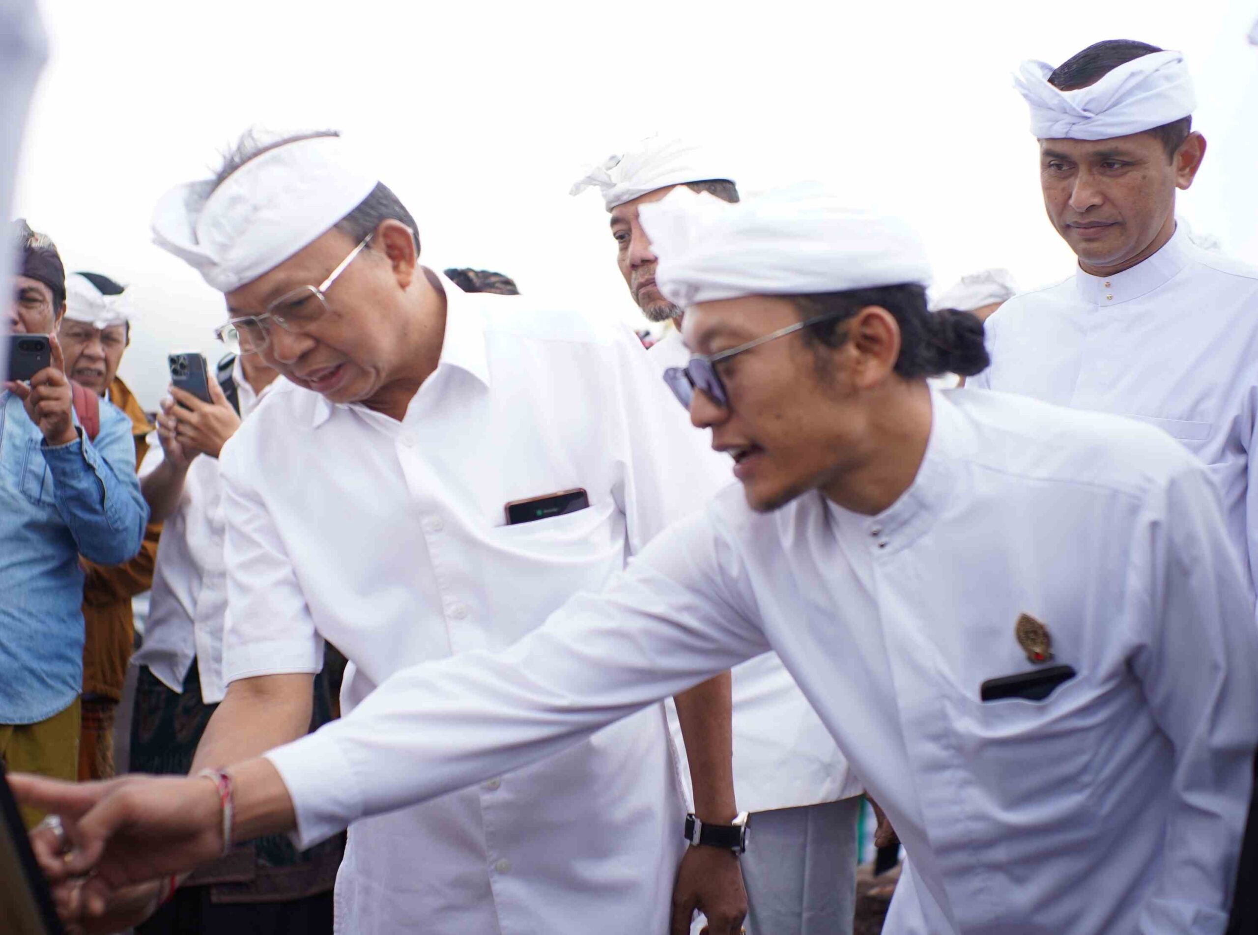 Jro Penyarikan Duuran Batur menjelaskan kepada Gubernur Koster dokumentasi Rarud Batur - IST