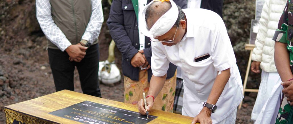 Gubernur Bali Wayan Koster saat menandatangani Prasasti serangkaian upacara Pamlaspas Cihna di Lokasi Titik Nol Desa Adat Batur Let (Batur Kuno) di areal Black Lava-Batur pada Rabu, 29 Juli 2026 - IST