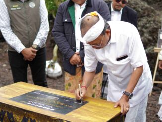 Gubernur Bali Wayan Koster saat menandatangani Prasasti serangkaian upacara Pamlaspas Cihna di Lokasi Titik Nol Desa Adat Batur Let (Batur Kuno) di areal Black Lava-Batur pada Rabu, 29 Juli 2026 - IST