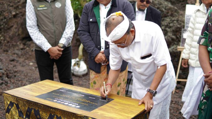Gubernur Bali Wayan Koster saat menandatangani Prasasti serangkaian upacara Pamlaspas Cihna di Lokasi Titik Nol Desa Adat Batur Let (Batur Kuno) di areal Black Lava-Batur pada Rabu, 29 Juli 2026 - IST