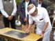 Gubernur Bali Wayan Koster saat menandatangani Prasasti serangkaian upacara Pamlaspas Cihna di Lokasi Titik Nol Desa Adat Batur Let (Batur Kuno) di areal Black Lava-Batur pada Rabu, 29 Juli 2026 - IST
