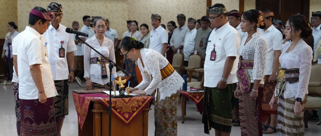 Bupati Adi Arnawa melantik dan mengambil sumpah/janji Pejabat Pimpinan Tinggi Pratama, Pejabat Administrator, Pejabat Pengawas, dan Pejabat Fungsional di Ruang Kertha Gosana, Puspem Kabupaten Badung, Kamis (20/8). - IST