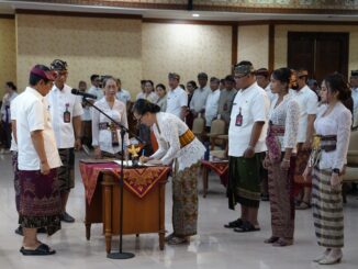 Bupati Adi Arnawa melantik dan mengambil sumpah/janji Pejabat Pimpinan Tinggi Pratama, Pejabat Administrator, Pejabat Pengawas, dan Pejabat Fungsional di Ruang Kertha Gosana, Puspem Kabupaten Badung, Kamis (20/8). - IST