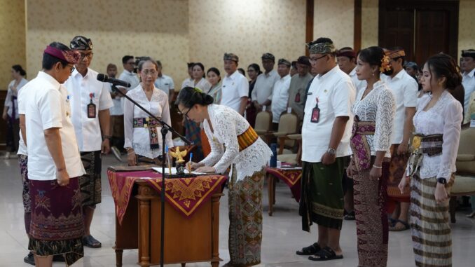 Bupati Adi Arnawa melantik dan mengambil sumpah/janji Pejabat Pimpinan Tinggi Pratama, Pejabat Administrator, Pejabat Pengawas, dan Pejabat Fungsional di Ruang Kertha Gosana, Puspem Kabupaten Badung, Kamis (20/8). - IST