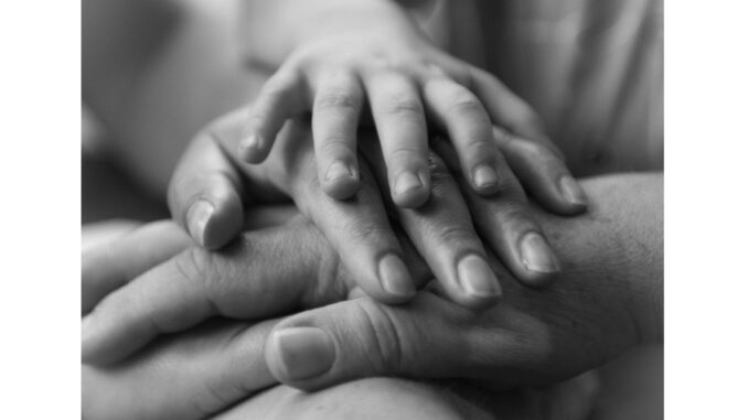 Ilustrasi caregiver. Foto: Lucas Dalamarta/Unsplash