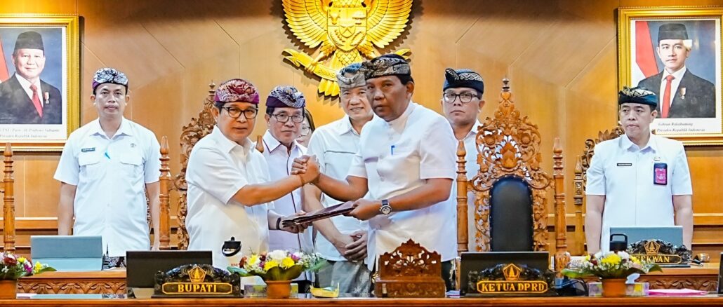 Bupati Wayan Adi Arnawa saat Rapat Paripurna DPRD Badung di Ruang Utama Gosana, Gedung DPRD Badung, Kamis (13/8).