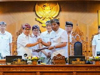Bupati Wayan Adi Arnawa saat Rapat Paripurna DPRD Badung di Ruang Utama Gosana, Gedung DPRD Badung, Kamis (13/8).