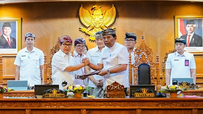 Bupati Wayan Adi Arnawa saat Rapat Paripurna DPRD Badung di Ruang Utama Gosana, Gedung DPRD Badung, Kamis (13/8).