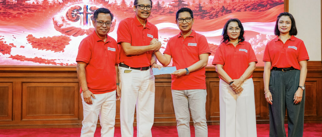 Bupati Wayan Adi Arnawa bersama Ketua TP. PKK Badung Nyonya Rasniathi Adi Arnawa saat Sarasehan Pejuang Dialisis di Ruang Kertha Gosana, Puspem Badung, Minggu (9/8).- IST