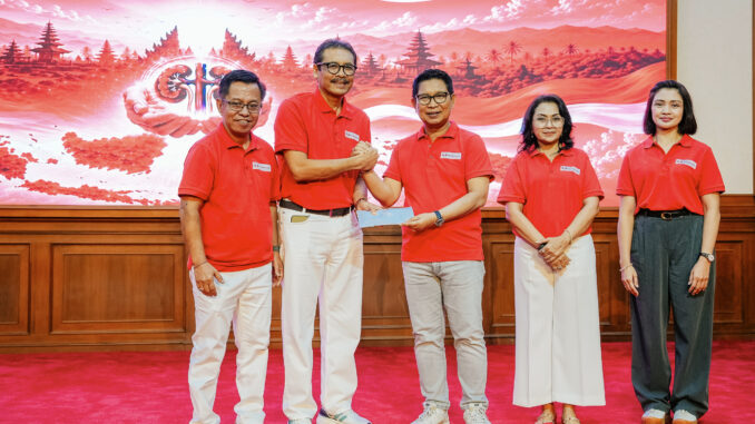 Bupati Wayan Adi Arnawa bersama Ketua TP. PKK Badung Nyonya Rasniathi Adi Arnawa saat Sarasehan Pejuang Dialisis di Ruang Kertha Gosana, Puspem Badung, Minggu (9/8).- IST