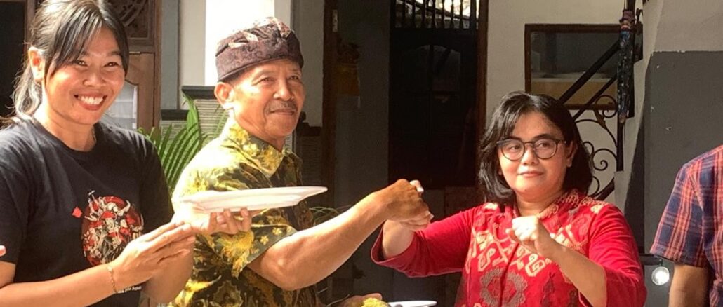 Sekretaris Jenderal KPA Dewi Kartika (kanan) saat bertemu petani di Bali - IST