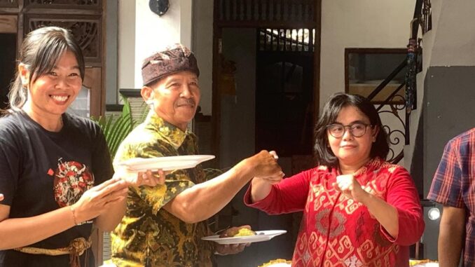 Sekretaris Jenderal KPA Dewi Kartika (kanan) saat bertemu petani di Bali - IST