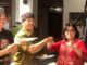 Sekretaris Jenderal KPA Dewi Kartika (kanan) saat bertemu petani di Bali - IST