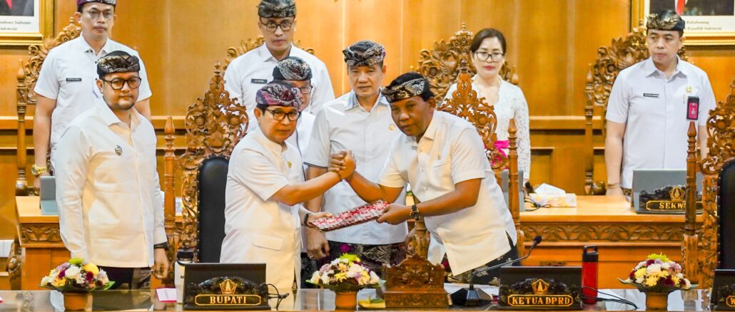Bupati Adi Arnawa menyampaikan penjelasan dan menandatangani Nota Kesepakatan saat Rapat Paripurna Masa Persidangan Pertama, di Ruang Utama Gosana, Gedung DPRD, Puspem Badung, Kamis (6/8)- IST
