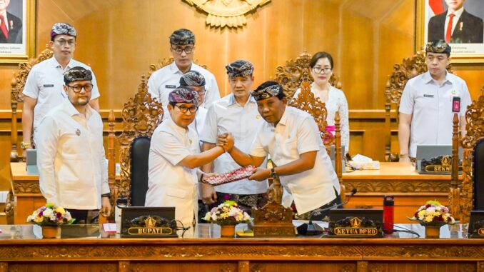 Bupati Adi Arnawa menyampaikan penjelasan dan menandatangani Nota Kesepakatan saat Rapat Paripurna Masa Persidangan Pertama, di Ruang Utama Gosana, Gedung DPRD, Puspem Badung, Kamis (6/8)- IST