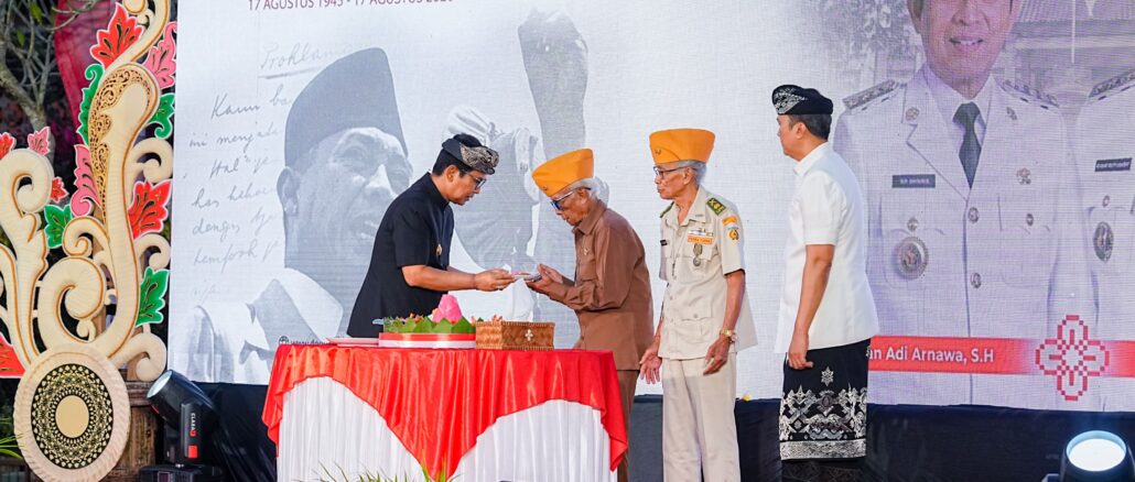 Bupati Adi Arnawa saat acara syukuran di Area Jaba Pura Lingga Bhuana, Puspem Badung, Senin (17/8).- IST