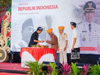 Bupati Adi Arnawa saat acara syukuran di Area Jaba Pura Lingga Bhuana, Puspem Badung, Senin (17/8).- IST