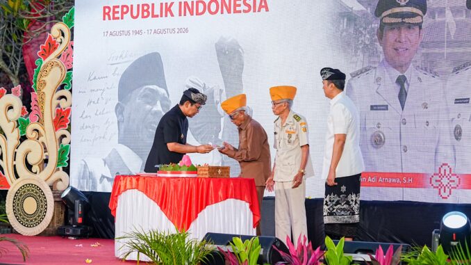 Bupati Adi Arnawa saat acara syukuran di Area Jaba Pura Lingga Bhuana, Puspem Badung, Senin (17/8).- IST