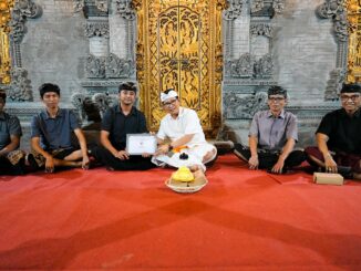 Bupati Wayan Adi Arnawa menyerahkan Piagam Penghargaan Tertib Administrasi Pengurusan Akta Kematian dan KK di Lingkungan Karang Suwung, Kelurahan Sading, Mengwi, Kamis (30/7) - IST