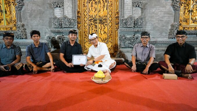 Bupati Wayan Adi Arnawa menyerahkan Piagam Penghargaan Tertib Administrasi Pengurusan Akta Kematian dan KK di Lingkungan Karang Suwung, Kelurahan Sading, Mengwi, Kamis (30/7) - IST