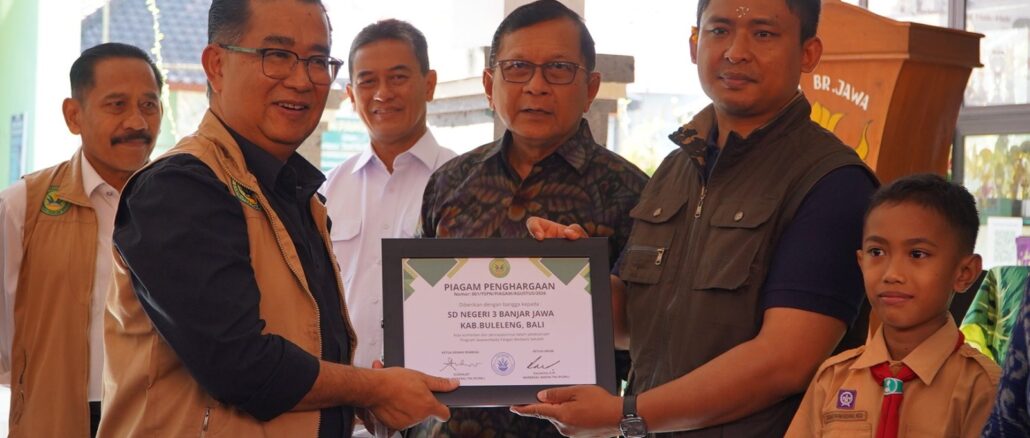 Penyerahan penghargaan Program Desa Pangan Berbasis Suplai dan Swasembada Pangan Berbasis Sekolah yang dipusatkan di SD Negeri 3 Banjar Jawa, Singaraja. - IST