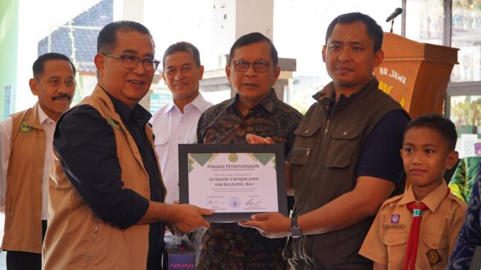 Penyerahan penghargaan Program Desa Pangan Berbasis Suplai dan Swasembada Pangan Berbasis Sekolah yang dipusatkan di SD Negeri 3 Banjar Jawa, Singaraja. - IST