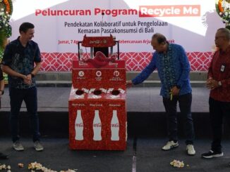 (ki-ka) PACS Director Coca-Cola Indonesia Triyono Prijosoesilo, Sales Modern Trade Director CCEP Indonesia Steven Geysen, Management M Mart Santiawan, Kabid Pengelolaan Sampah, Limbah B3, Pengendalian Pencemaran dan Kerusakan Lingkungan Hidup DHLK Bali Ida Bagus Kade Wiranegara saat peluncuran program antara Coca-Cola Indonesia dan M Mart yakni, Recycle Me sebuah pendekatan kolaboratif untuk pengelolaan kemasan pascakonsumsi di Shelter Kebencanaan Arjuna, Seminyak, Bali pada Jumat, 7 Agustus 2026 - IST