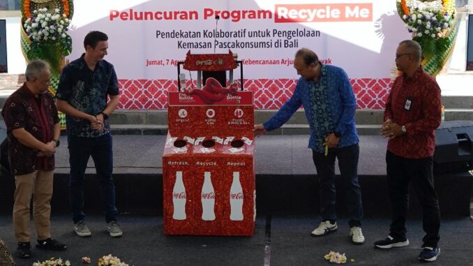 (ki-ka) PACS Director Coca-Cola Indonesia Triyono Prijosoesilo, Sales Modern Trade Director CCEP Indonesia Steven Geysen, Management M Mart Santiawan, Kabid Pengelolaan Sampah, Limbah B3, Pengendalian Pencemaran dan Kerusakan Lingkungan Hidup DHLK Bali Ida Bagus Kade Wiranegara saat peluncuran program antara Coca-Cola Indonesia dan M Mart yakni, Recycle Me sebuah pendekatan kolaboratif untuk pengelolaan kemasan pascakonsumsi di Shelter Kebencanaan Arjuna, Seminyak, Bali pada Jumat, 7 Agustus 2026 - IST