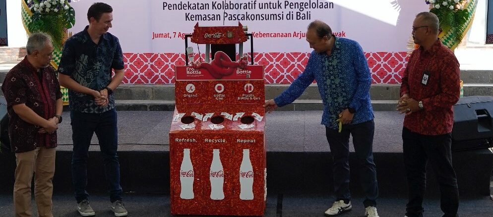 (ki-ka) PACS Director Coca-Cola Indonesia Triyono Prijosoesilo, Sales Modern Trade Director CCEP Indonesia Steven Geysen, Management M Mart Santiawan, Kabid Pengelolaan Sampah, Limbah B3, Pengendalian Pencemaran dan Kerusakan Lingkungan Hidup DHLK Bali Ida Bagus Kade Wiranegara saat peluncuran program antara Coca-Cola Indonesia dan M Mart yakni, Recycle Me sebuah pendekatan kolaboratif untuk pengelolaan kemasan pascakonsumsi di Shelter Kebencanaan Arjuna, Seminyak, Bali pada Jumat, 7 Agustus 2026 - IST