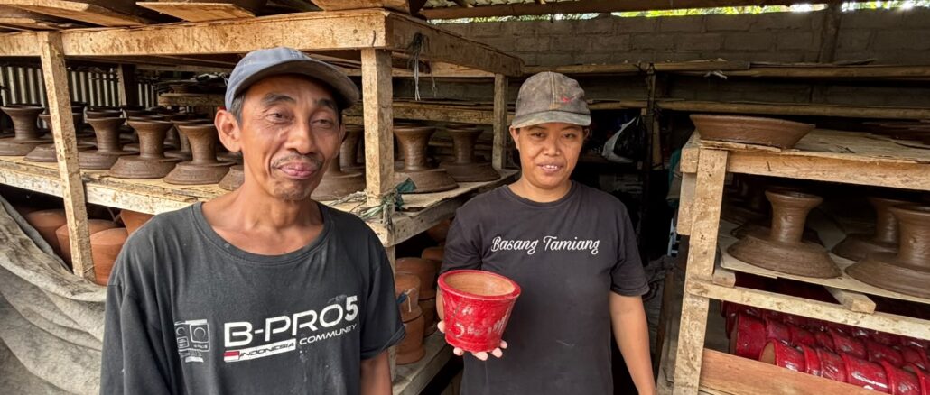 Nyoman Subarana, generasi penerus usaha gerabah keluarga yang hingga kini masih memproduksi - ist