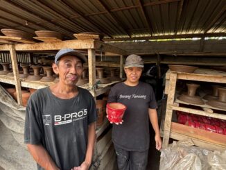 Nyoman Subarana, generasi penerus usaha gerabah keluarga yang hingga kini masih memproduksi - ist