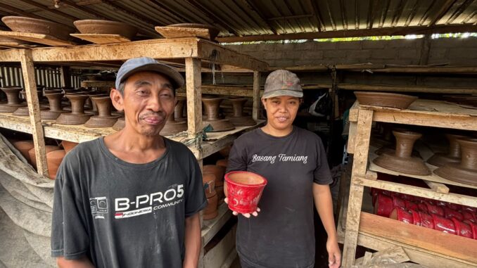 Nyoman Subarana, generasi penerus usaha gerabah keluarga yang hingga kini masih memproduksi - ist
