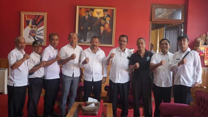 Ketua DPRD Buleleng Ketut Ngurah Arya, SM menerima sejumlah audiensi di Ruang Ketua DPRD Buleleng, Rabu (26/8/2026)- IST