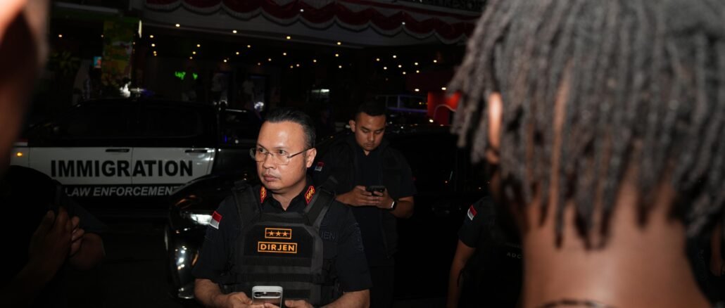 Direktur Jenderal Imigrasi, Hendarsam Marantoko operasi pengawasan orang asing Dharma Dewata di kawasan Canggu, Kecamatan Kuta Utara, Kabupaten Badung, Bali pada Kamis (27/8) malam - IST