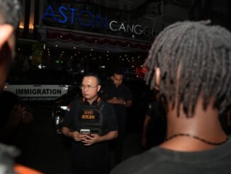 Direktur Jenderal Imigrasi, Hendarsam Marantoko operasi pengawasan orang asing Dharma Dewata di kawasan Canggu, Kecamatan Kuta Utara, Kabupaten Badung, Bali pada Kamis (27/8) malam - IST