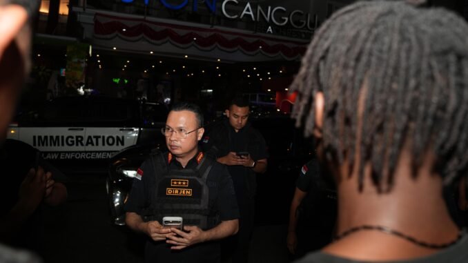 Direktur Jenderal Imigrasi, Hendarsam Marantoko operasi pengawasan orang asing Dharma Dewata di kawasan Canggu, Kecamatan Kuta Utara, Kabupaten Badung, Bali pada Kamis (27/8) malam - IST