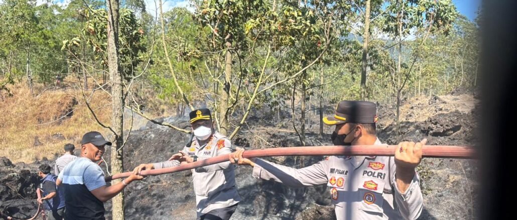Upaya pemadaman kebakaran di Gunung Batur - IST