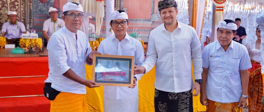 Bupati Adi Arnawa bersama Wabup Bagus Alit Sucipta saat hadiri Karya Manusa Yadnya dan Pitra Yadnya Massal di Desa Adat Kwanji, Kelurahan Sempidi, Kecamatan Mengwi, Selasa (25/8). - IST