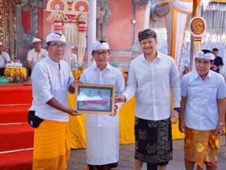 Bupati Adi Arnawa bersama Wabup Bagus Alit Sucipta saat hadiri Karya Manusa Yadnya dan Pitra Yadnya Massal di Desa Adat Kwanji, Kelurahan Sempidi, Kecamatan Mengwi, Selasa (25/8). - IST