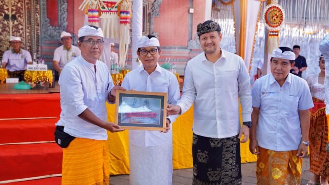 Bupati Adi Arnawa bersama Wabup Bagus Alit Sucipta saat hadiri Karya Manusa Yadnya dan Pitra Yadnya Massal di Desa Adat Kwanji, Kelurahan Sempidi, Kecamatan Mengwi, Selasa (25/8). - IST