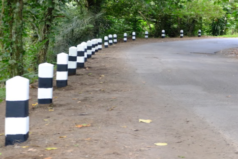 Dokumentasi kondisi pembatas jalan setelah dilakukan revitalisasi di Jalan Raya Pakel, Desa Bebandem, Karangasem, Bali - IST