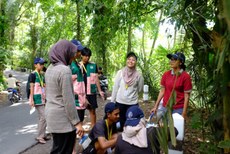 Dokumentasi pelaksanaan kegiatan revitalisasi pembatas jalan di Jalan Raya Pakel, Desa Bebandem - IST