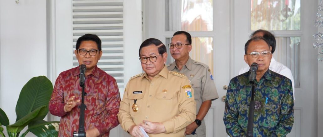Bupati Wayan Adi Arnawa mendampingi Gubernur Bali Wayan Koster saat audiensi dengan Gubernur DKI Jakarta Pramono Anung di Balai Kota DKI Jakarta, Selasa (4/8) - IST