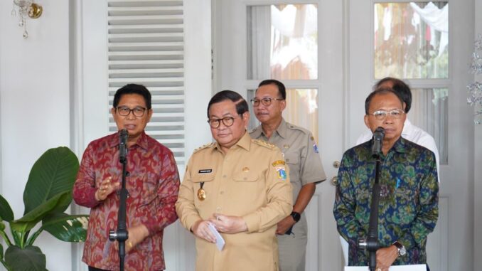 Bupati Wayan Adi Arnawa mendampingi Gubernur Bali Wayan Koster saat audiensi dengan Gubernur DKI Jakarta Pramono Anung di Balai Kota DKI Jakarta, Selasa (4/8) - IST