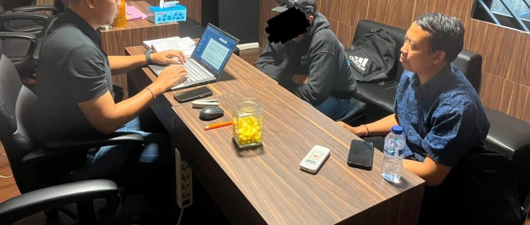 WNA Australia saat jalani pemeriksaan polisi - IST