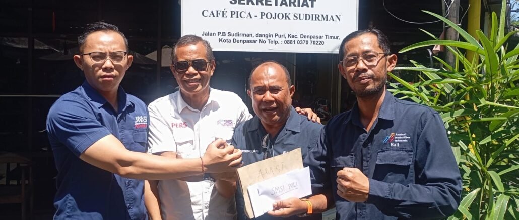 Donasi untuk korban gempa NTT diserahkan langsung Ketua SMSI Bali Emanuel Dewata Oja (dua dari kiri), Ketua JMSI Bali Nyoman Ady Irawan (kiri), dan Ketua AMSI Bali Ketut Sutrisna (kanan) kepada Ketua Pena NTT Bali Agustinus Apollonaris K Daton (dua dari kanan) di Sekretariat Pena NTT Bali, Denpasar, Rabu (26/8/2026)- IST