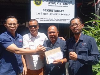 Donasi untuk korban gempa NTT diserahkan langsung Ketua SMSI Bali Emanuel Dewata Oja (dua dari kiri), Ketua JMSI Bali Nyoman Ady Irawan (kiri), dan Ketua AMSI Bali Ketut Sutrisna (kanan) kepada Ketua Pena NTT Bali Agustinus Apollonaris K Daton (dua dari kanan) di Sekretariat Pena NTT Bali, Denpasar, Rabu (26/8/2026)- IST
