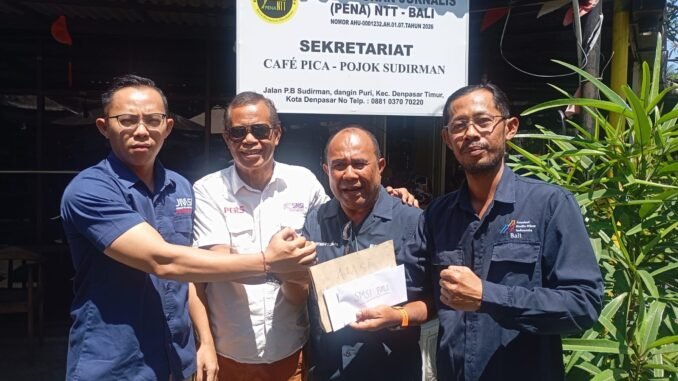 Donasi untuk korban gempa NTT diserahkan langsung Ketua SMSI Bali Emanuel Dewata Oja (dua dari kiri), Ketua JMSI Bali Nyoman Ady Irawan (kiri), dan Ketua AMSI Bali Ketut Sutrisna (kanan) kepada Ketua Pena NTT Bali Agustinus Apollonaris K Daton (dua dari kanan) di Sekretariat Pena NTT Bali, Denpasar, Rabu (26/8/2026)- IST