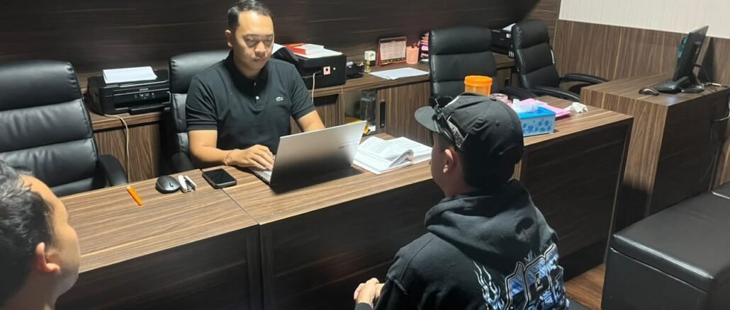 WNA Australia saat menjalani pemeriksaan di Polres Badung - IST
